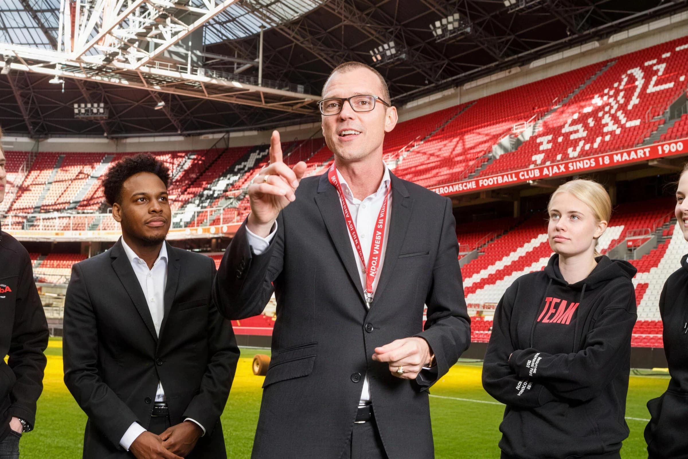 Jeroen Ketel met studenten in de Johan Cruijff ArenA, beeld uit de VAEKST-site